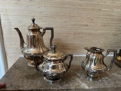 null Three silver pieces, coffee pot, sugar pot and milk pot
800° silver
H.20,5 cm
Weight...