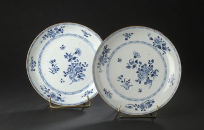 null China, 18th century
Two large blue-white porcelain bowls
Circular shape, decorated...