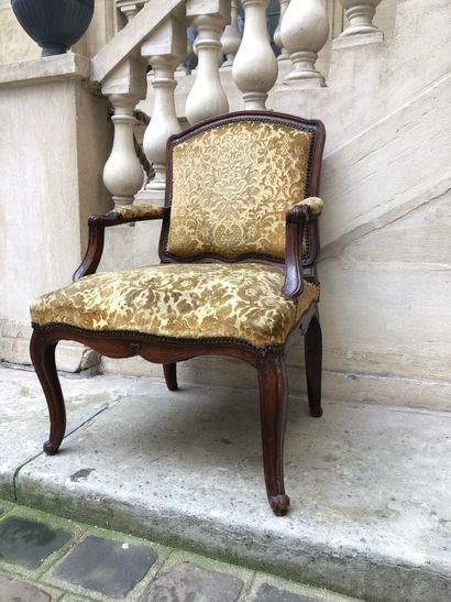 null Louis XV period flat-back armchair in molded and carved wood.
It rests on curved...