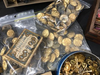 null Important lot of military buttons, decorations, badges and pins