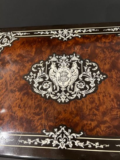 null Napoleon III period rosewood veneered game box
Inlaid burr decoration with foliage,...