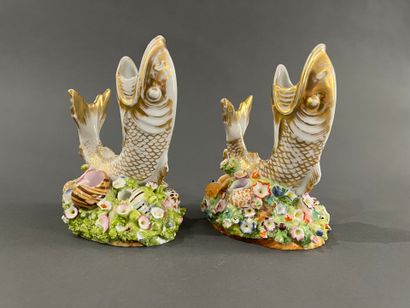 null Pair of white and gold porcelain carps, Jacob Petit, mid-19th century 
H. 18...