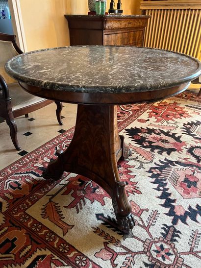 null Restoration-period round pedestal table
In mahogany veneer, it stands on claw...