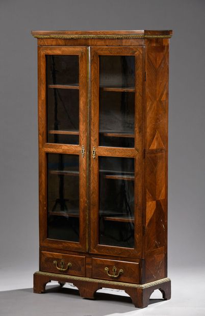 null Exotic wood veneer display cabinet, early 18th century
Opens with two leaves...