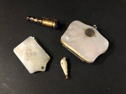 null Lot including a ball book, a small cachet and a mother-of-pearl coin holder.
A...