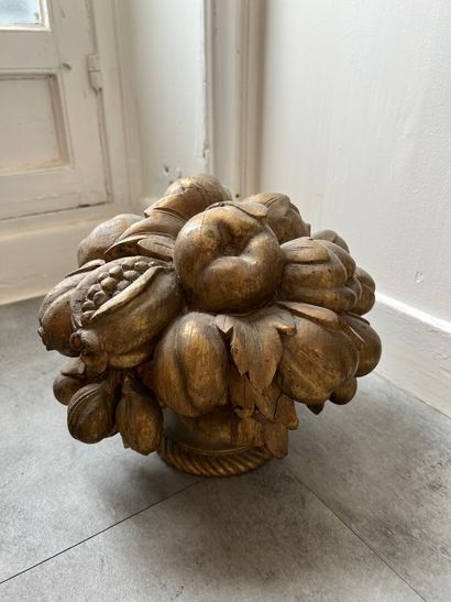 null Carved wood bouquet, Louis XIV style
Decorated with fruits in a basket.
H. 30...