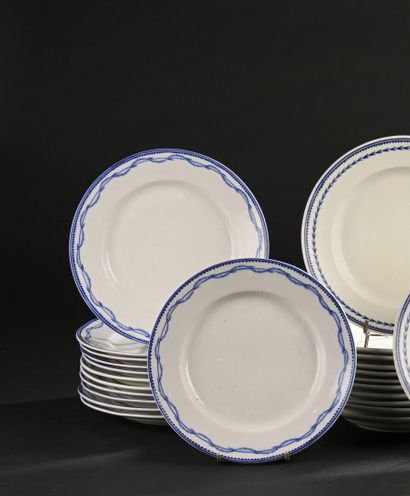 null ARRAS or TOURNAI
Suite of twelve plates decorated with a leafy garland in blue...