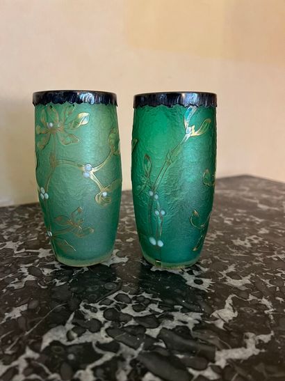 null DAUM
Pair of green frosted glass vases with a lgerment swollen body, decorated...