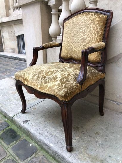 null Louis XV period flat-back armchair in molded and carved wood.
It rests on curved...