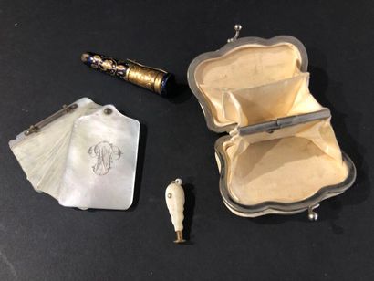 null Lot including a ball book, a small cachet and a mother-of-pearl coin holder.
A...