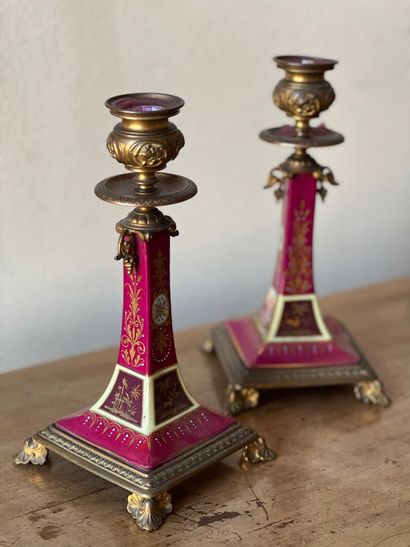 null Gilt bronze candlesticks, XIX
H.23 cm

A pair of ormolu and white marble ca...
