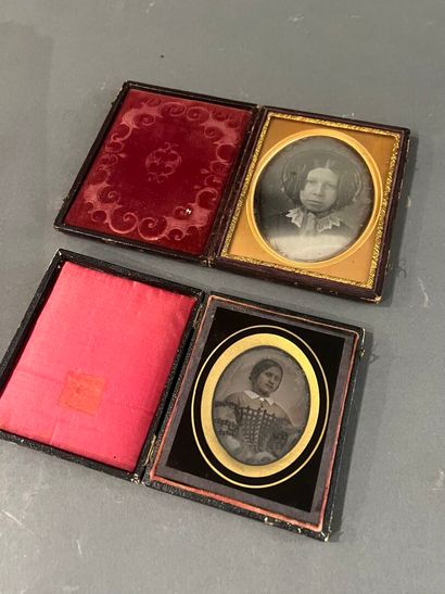 null Two oval daguerreotypes - Portraits of women
6 x 4.5 cm and 9 x 7 cm