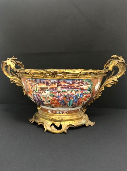 null CHINA - COMPAGNIE DES INDES :
Large enameled porcelain bowl with polychrome...