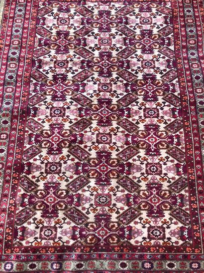 null BOUKHARA - PAKISTAN :
Wool carpet with beige, red and plum background.
295 x...