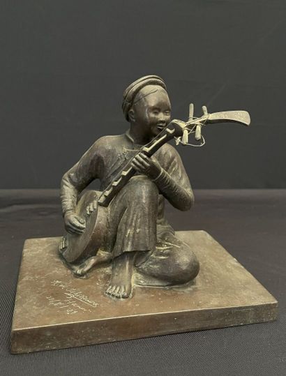 null Kinichiro ISHIKAWA (1871-1945)
The zither player. 
Red patina bronze proof,...