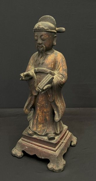 null CHINA - Qing period: 
DIGNITARY in gold and red lacquered bronze, lacking the...