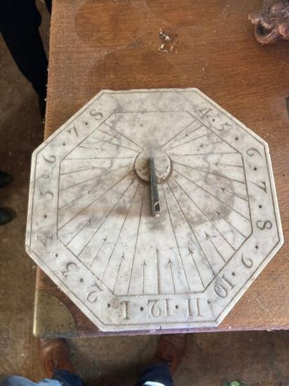 null Octagonal sundial in white marble and metal.
H: 9 x 19 x 19 cm
