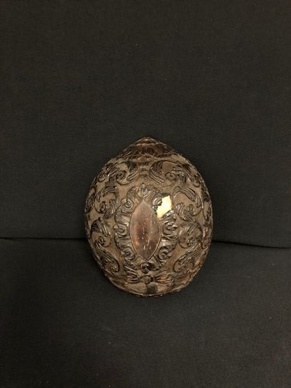 null COCO HALF-NOIX carved with flowering foliage 
Late 19th century. 
Hole and small...