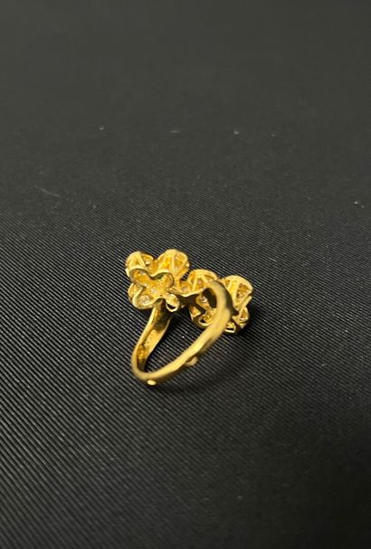 null toi et moi ring in 18K yellow gold, decorated with two flowers set with small...