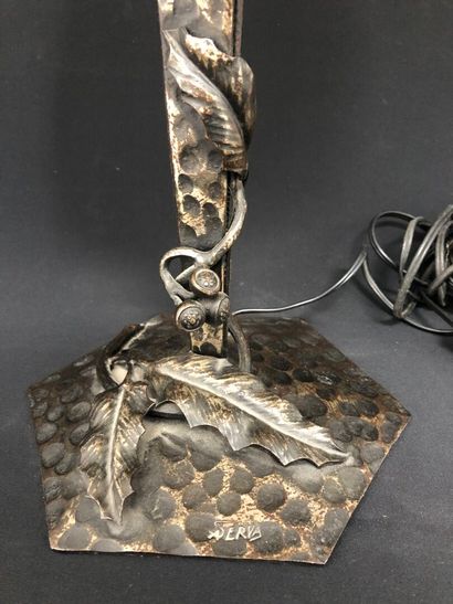 null DEVEAU & ALBERT SERVA
Wrought-iron lamp with hammered black patina and holly...