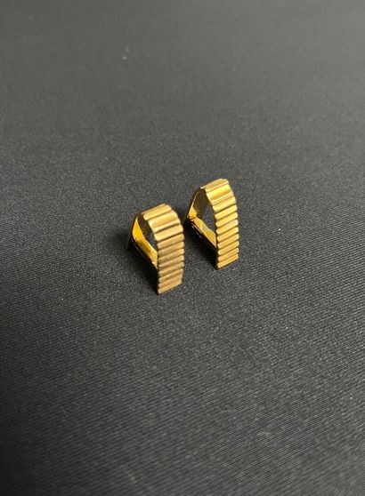 null PAIR OF HANDLEBUTTONS in 750/°°° (18K) yellow gold, horseshoe-shaped with striated...