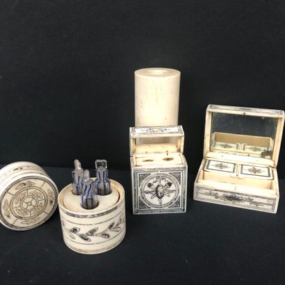null LOT of small bone boxes including :
A rectangular box engraved with friezes...