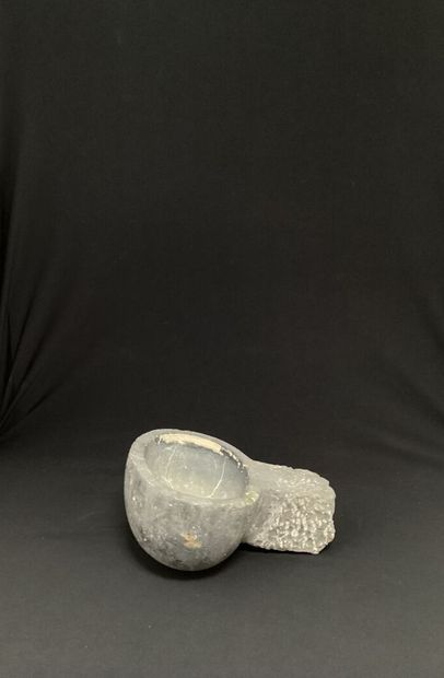 null BENITIER in grey marble.
18th century.
9 x 18.5 x 22.5 cm (approx.).