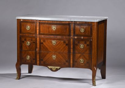 null A Transition-style COMMODE with a central recess, in veneer and marquetry, opening...