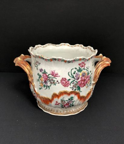 null CHINA Late Qianlong period (1736-1795) - COMPAGNIE DES INDES :
Two-handled enameled...