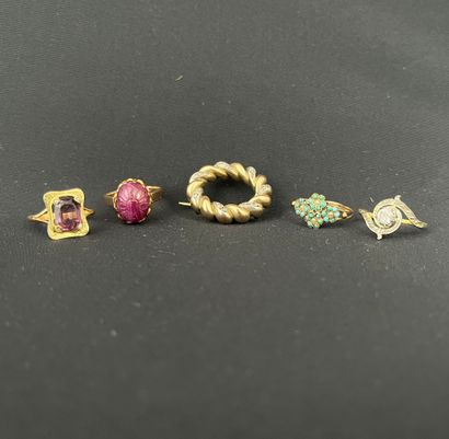 null LOT OF JEWELRY in 750/°°° (18K) gold including : 
Crown-shaped two-tone brooch...