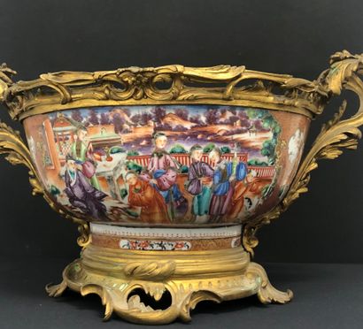 null CHINA - COMPAGNIE DES INDES :
Large enameled porcelain bowl with polychrome...