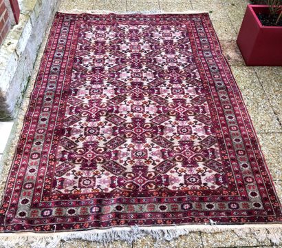 null BOUKHARA - PAKISTAN :
Wool carpet with beige, red and plum background.
295 x...
