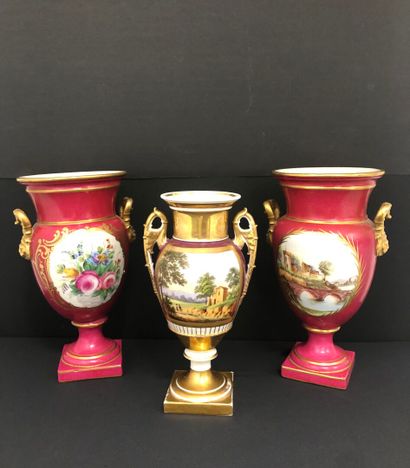 null MANUFACTURE DE PARIS : 
Pair of two-handled porcelain vases with polychrome...