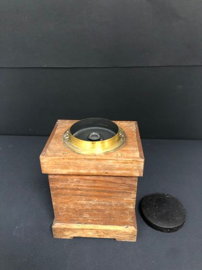 null Gilded brass and wood PICTURE ENLARGER.
Leather cover and black velvet interior.
20...