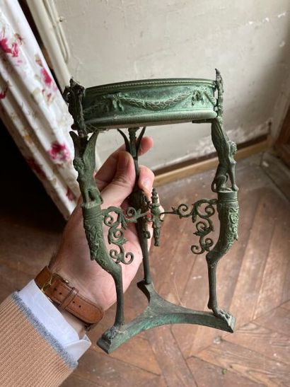 null TRIPOD BASE, in the taste of Antiquity, in green patina bronze, decorated with...