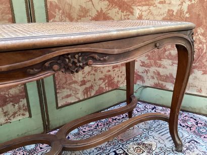 null A Louis XV style caned molded wood BANQUETTE.
Decorated with flowers, curved...