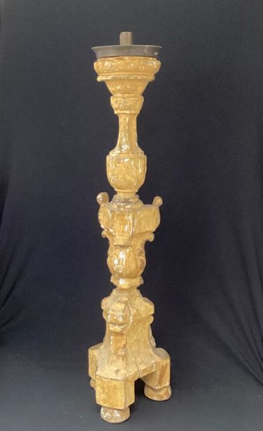 null Important PIQUE-CIERGE in carved and gilded wood.
18th century.
H : 73.5 cm.
Missing...