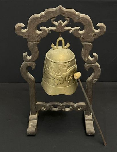 null VIETNAM - early 20th century
Bronze CLOCHE decorated with a dragon chasing the...