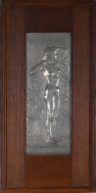  Paul DUBOIS (1829-1905)
Femme nue
Bas-relief en étain embouti, encadrement en chêne.
Signé... Gazette Drouot