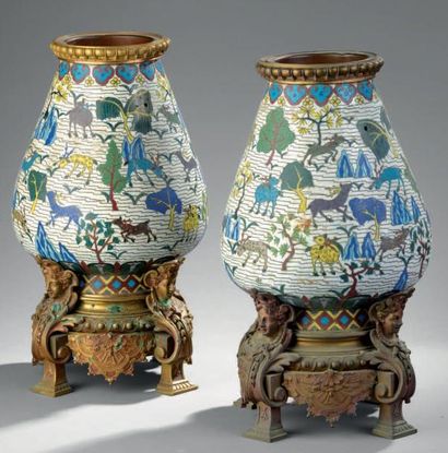 null Paire de vases en bronze et émaux cloisonnés. Chine, dynastie Qing, XIXe siècle....