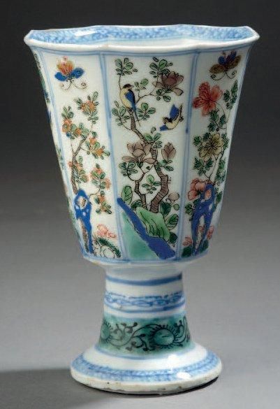 null Coupe à pied en porcelaine de la famille verte. Chine, dynastie Qing, époque...