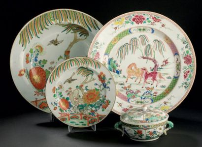 null Plat creux en porcelaine polychrome. Chine, dynastie Qing, XVIIIe siècle. Décoré...