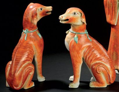null Paire de chiens en porcelaine rouge de fer. Chine, dynastie Qing, époque Qianlong...
