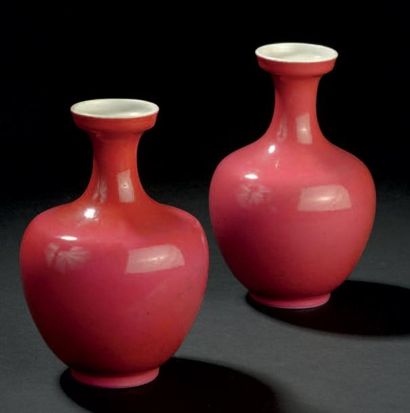 Paire de petits vases en porcelaine monochrome...
