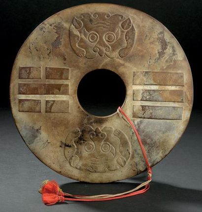 null Grand disque en jade, Bi. Chine, époque Ming, XVIe-XVIIe siècle Décoré sur chaque...