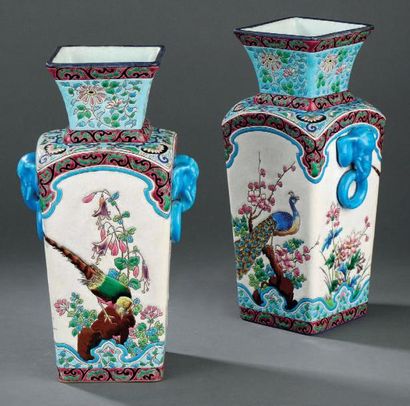 LONGWY Paire de vases à section carrée à deux anses en forme d'éléphant et anneaux...