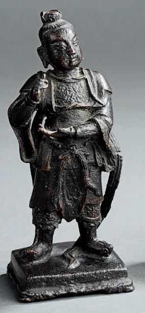 null Statuette de gardien en bronze représenté debout sur socle, coiffé d'un chignon,...