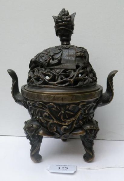 null Brûle-parfum tripode couvert en bronze, à décor de fleurs de lotus stylisées...