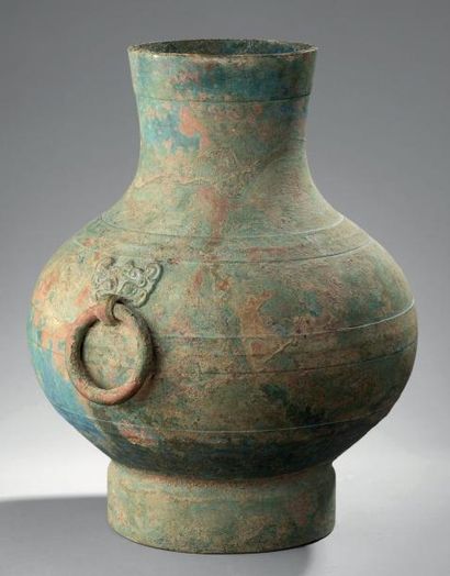 null Grand vase en bronze Hu, de forme balustre, la panse renflée décorée de deux...