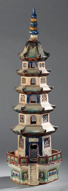 null Modèle de pagode en céramique émaillée reposant sur une base hexagonale à balustrades,...